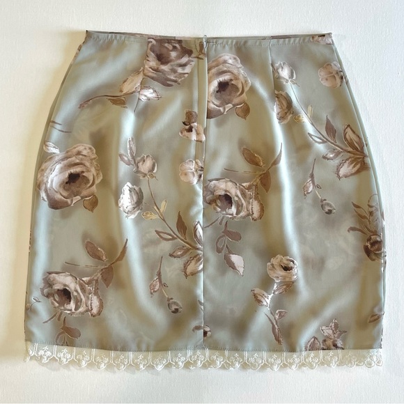 Vintage Floral Print Mini Skirt with Lace Trim - Picture 2 of 3